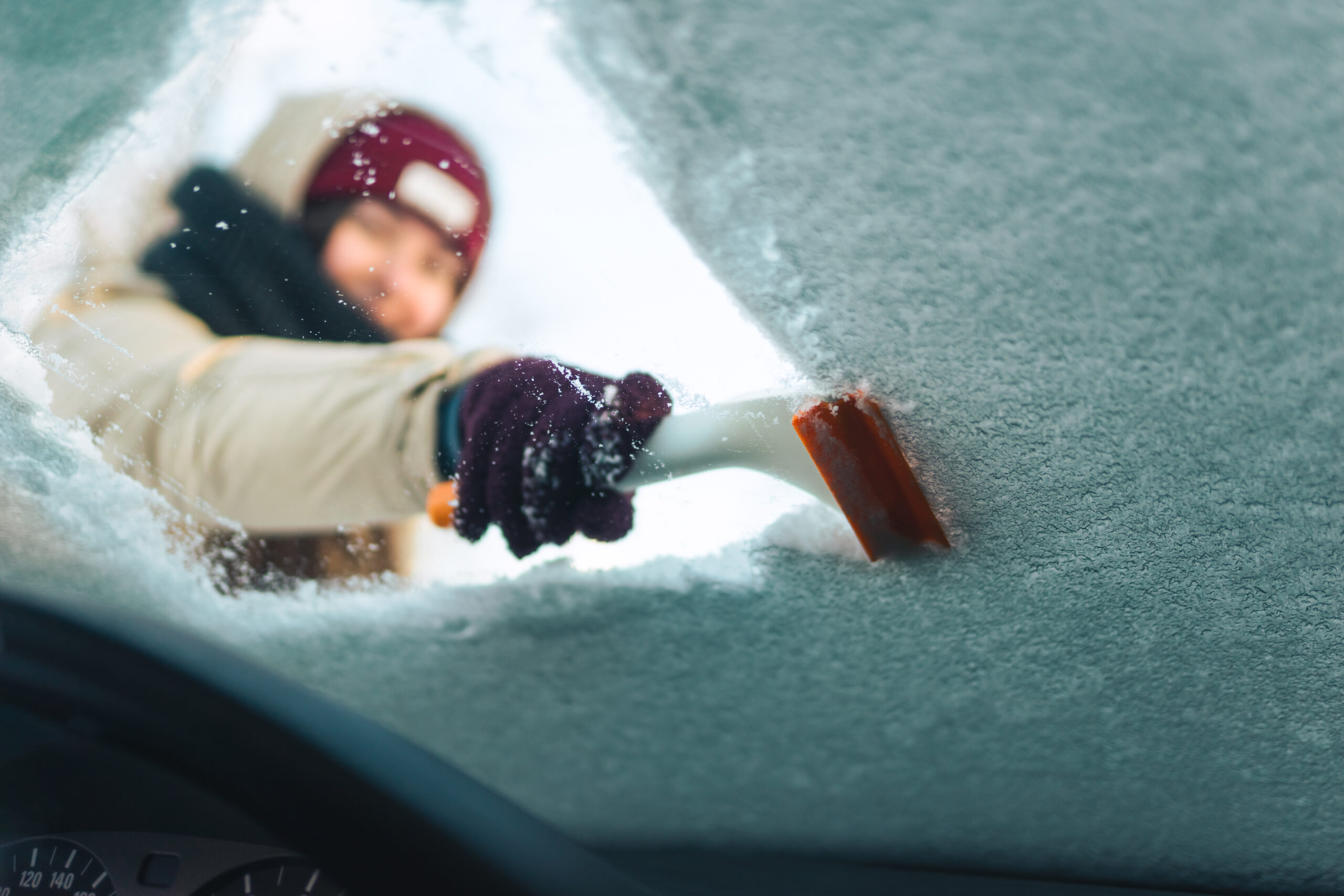 Cómo descongelar el parabrisas de un coche sin la calefacción